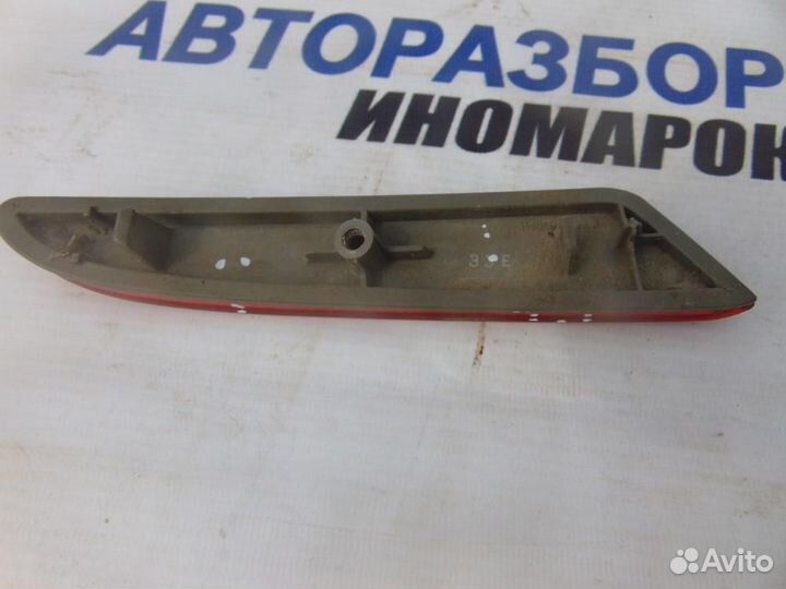 Отражатель в бампер задний правый для Toyota Duet