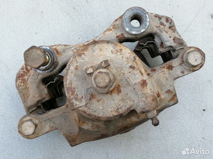 Суппорт тормозной передний левый Nissan Cefiro