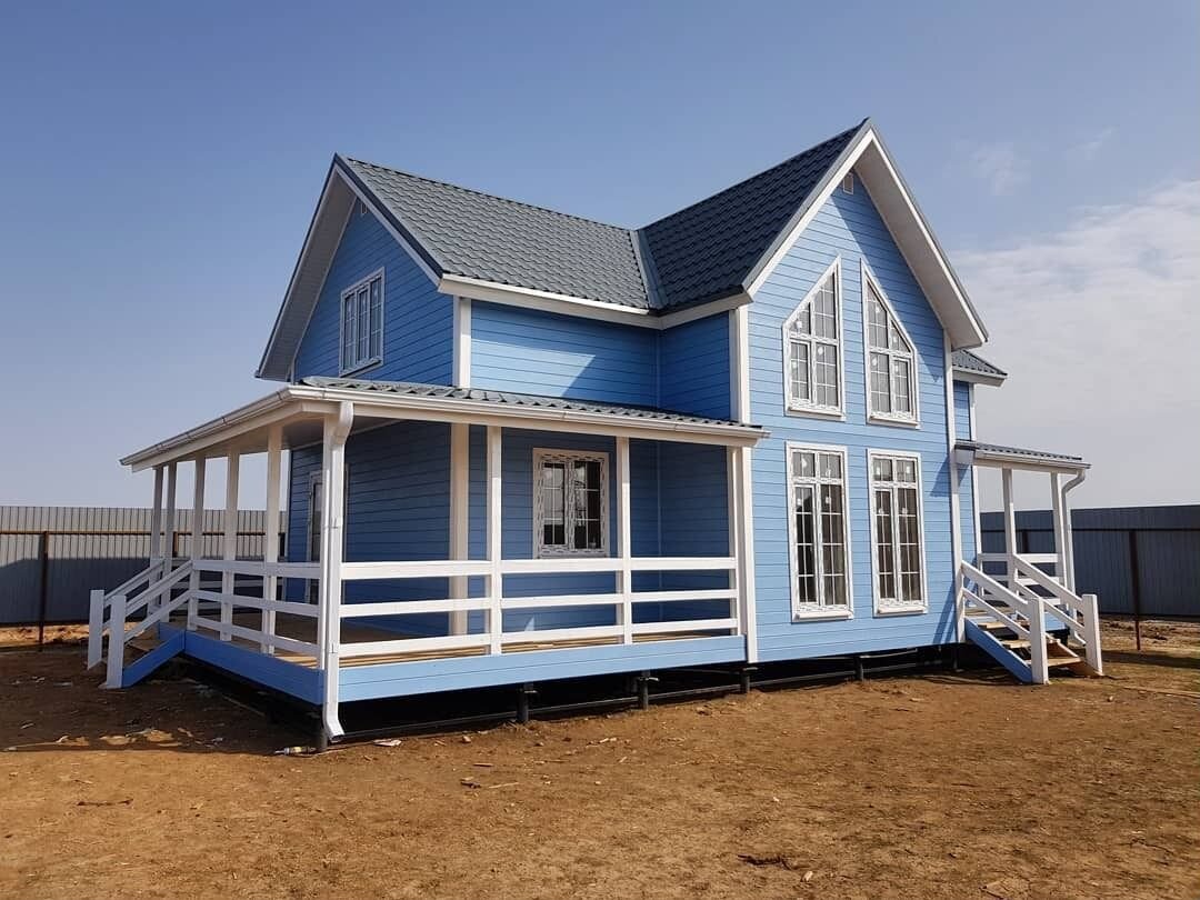 выставка каркасных домов. одноэтажные каркасные дома под ключ. дом с мансардой и террасой 120кв и гаражом. дешевый каркасный дом. каркасный дачный домик и семья.