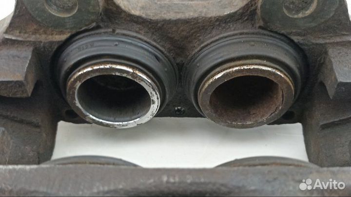 Суппорт передний правый Toyota Hilux LN107 3L 1991