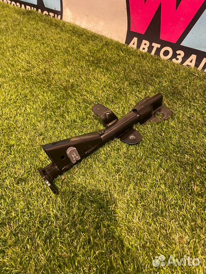 Кронштейн (крепление) левый Fiat 124 2018