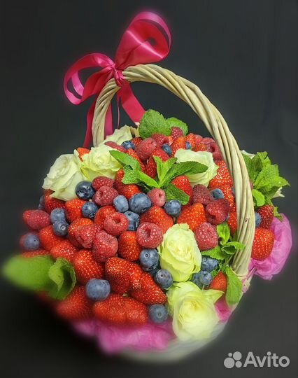 Корзина с цветами и ягодами