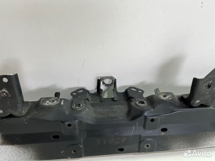 Верхняя планка телевизора передняя Toyota Camry