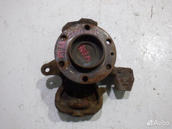 Кулак передний правый