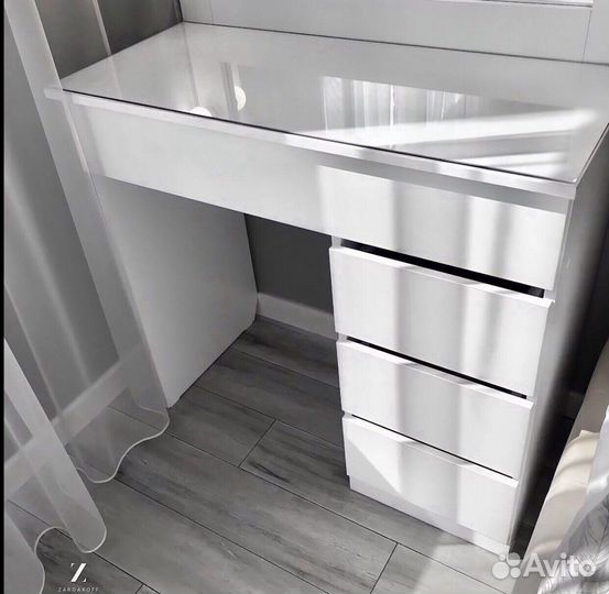 Гримёрный столик визажиста с гримёрным зеркалом