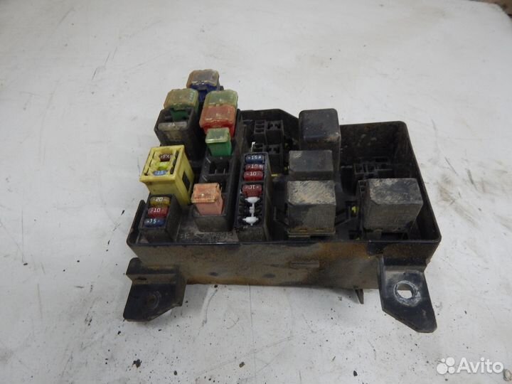 Блок предохранителей Mitsubishi Carisma 2003