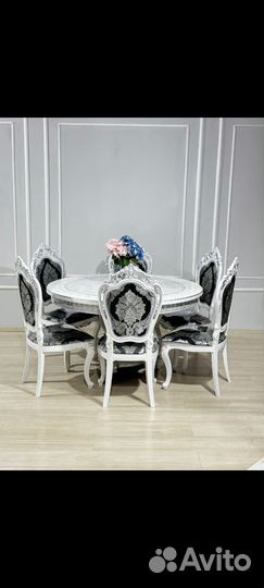 Стол и стулья