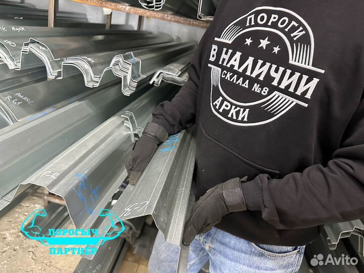 Порог Nissan Laurel C35 левый кузовной