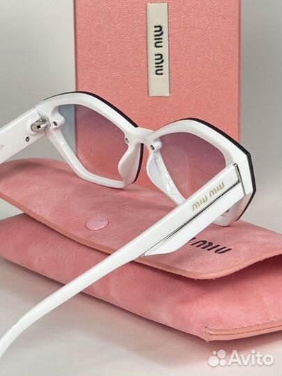 Солнцезащитные очки Miu Miu