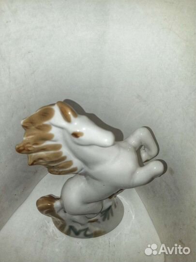 Коньфарфоровая статуэтка. Конь. Полонное. СССР