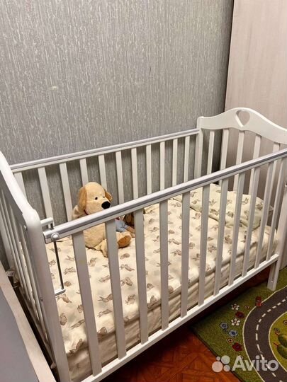 Детская кроватка с маятником и ящиком