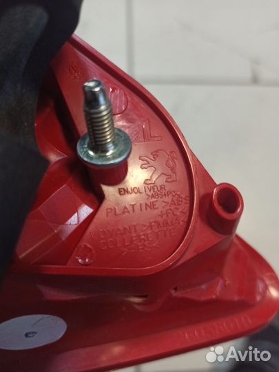 Фонарь задний правый внутренний Peugeot 3008