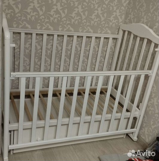 Детская кроватка с маятником