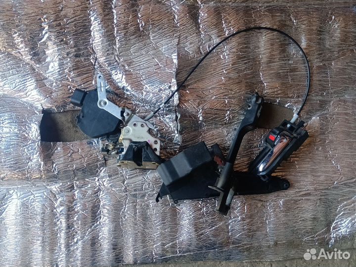 Замок двери передний правый Toyota Corolla120