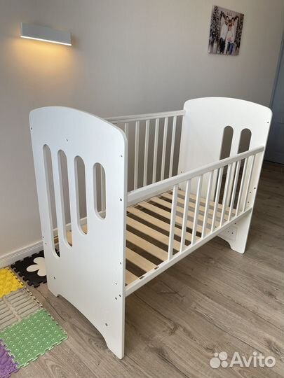 Детская кроватка с маятником и ящиком