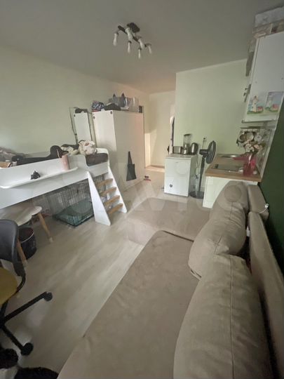 Доля в 4-к. квартире, 21 м², 1/5 эт.