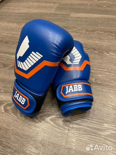 Боксерские перчатки, шлем и бинты