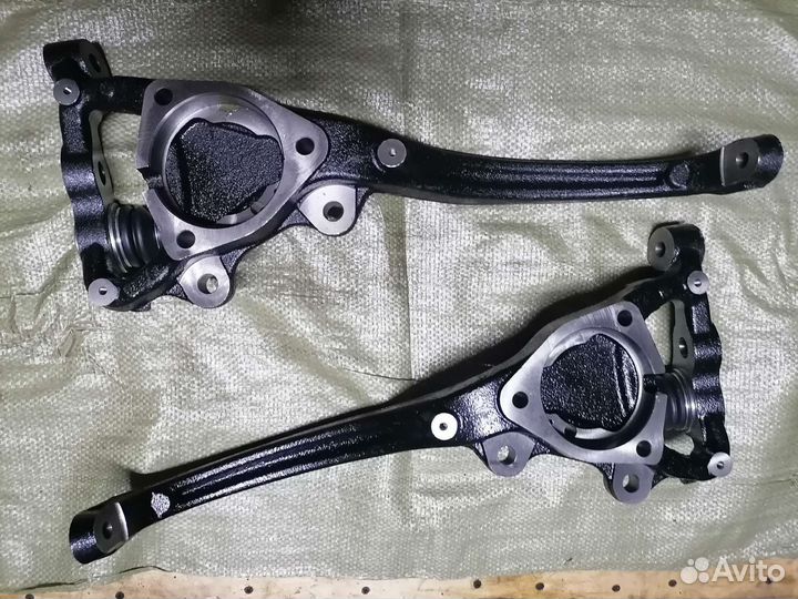 Кулак перед Dodge Challenger RWD