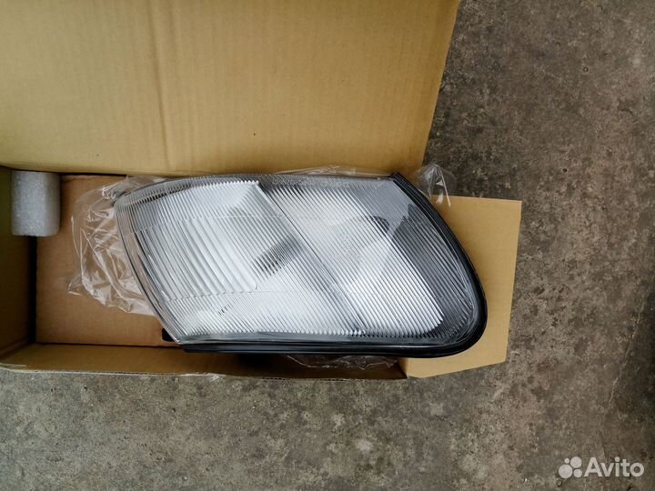 Поворотник передний правый