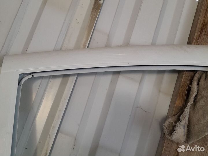 Задняя левая дверь на гранту лифтбэк