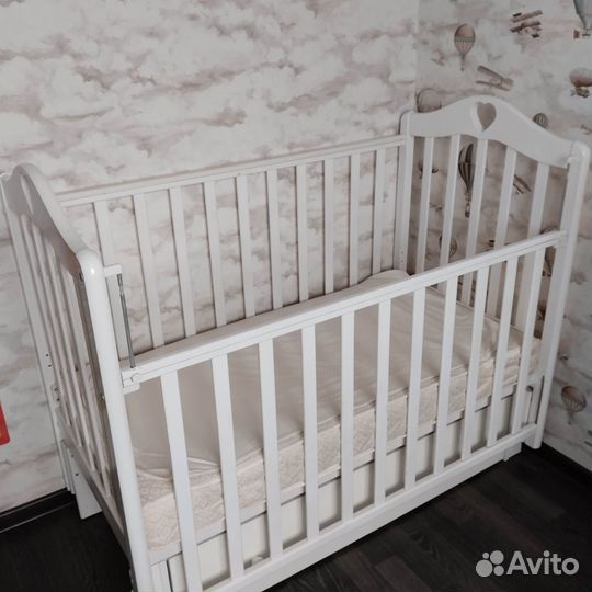 Детская кроватка с маятником и матрасом