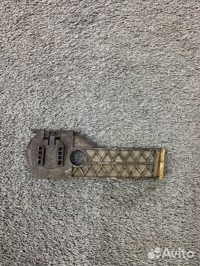 Кронштейн радиатора правый Mercedes W117 W156 W176