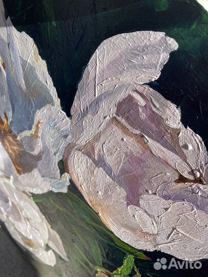 Картина маслом на холсте белые пионы в саду