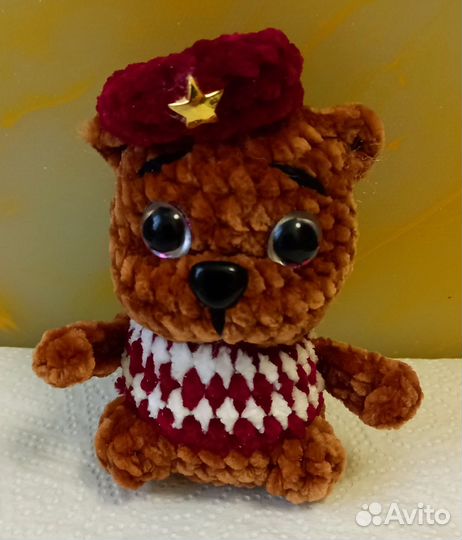 Вязаный мишка солдат