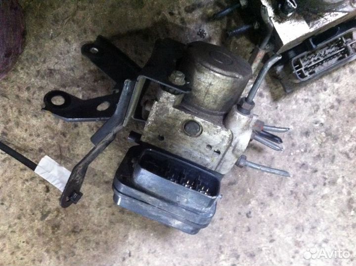 Блок ABS (насос) Тойота Ярис Toyota Yaris