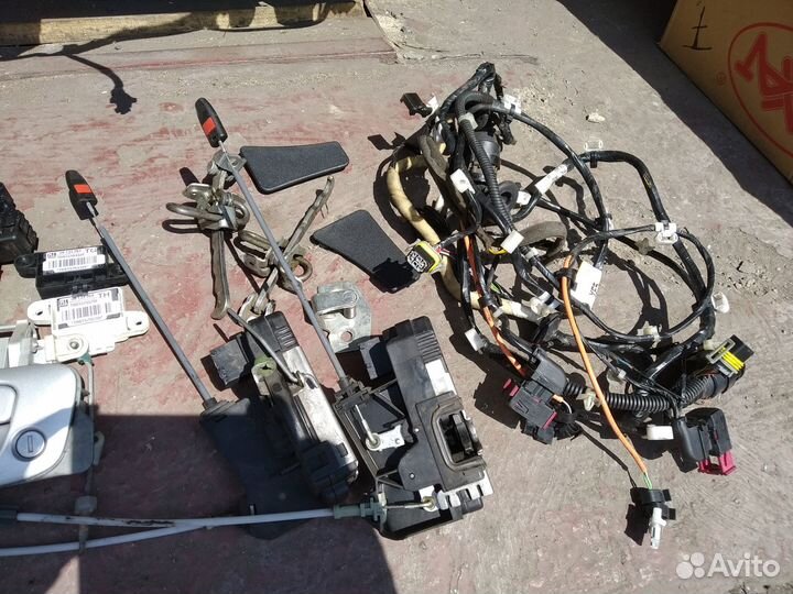 Элементы передних дверей Опель Зафира А