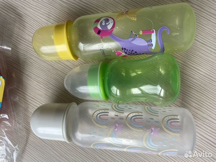 Детские бутылочки, соски, ложка, тарелка