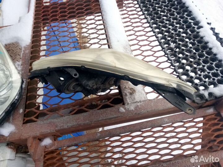 Toyota wish правая левая фара zne10g