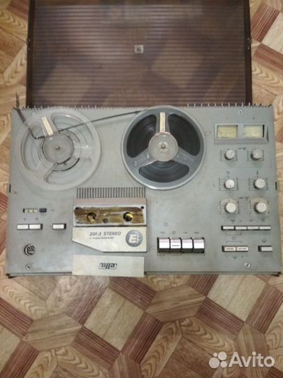 Катушечный магнитофон и 2 большие колонки к нему