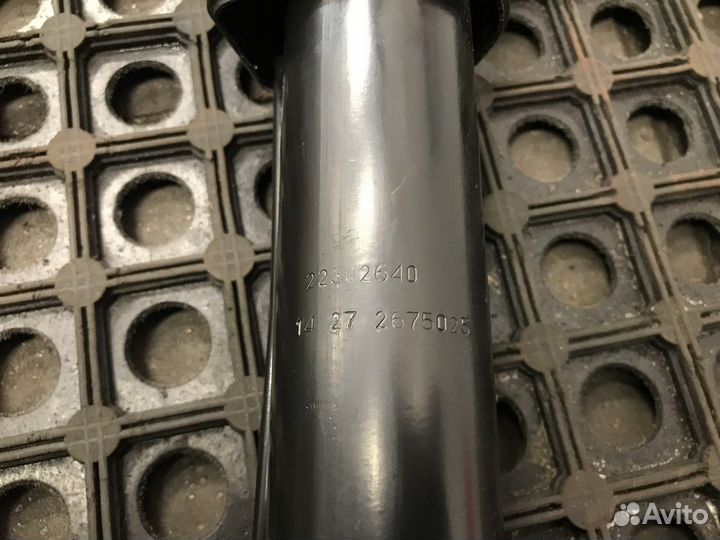 Цилиндр подъема кабины левый Renault T