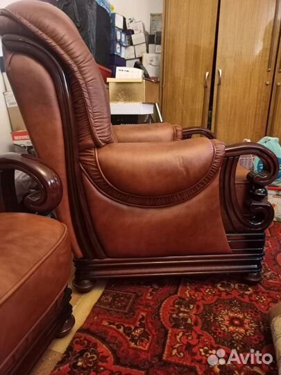 Кожаный диван