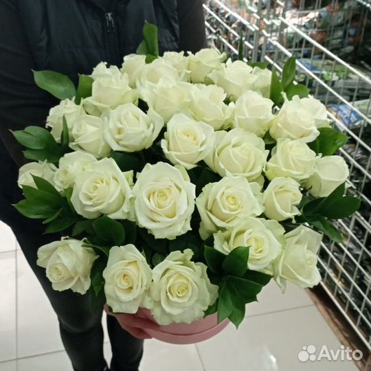 Нежно розовая шляпная коробка с белыми розами