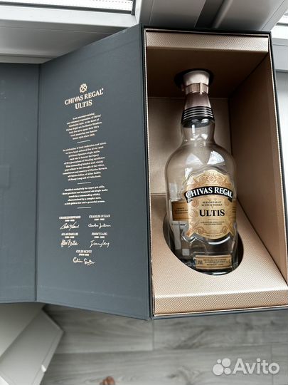 Коробка и бутылка от виски Chivas Regal ultis
