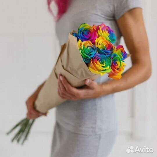 Букет из 7 радужных Роз Эквадор в крафте