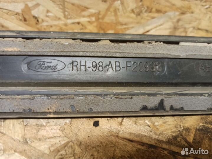 Молдинг передней правой двери Ford Focus 1