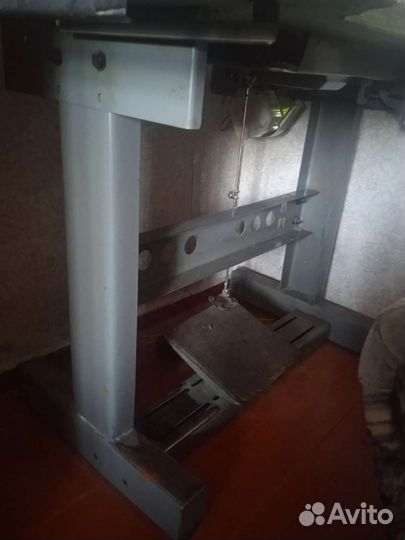 Профессиональная швейная машинка