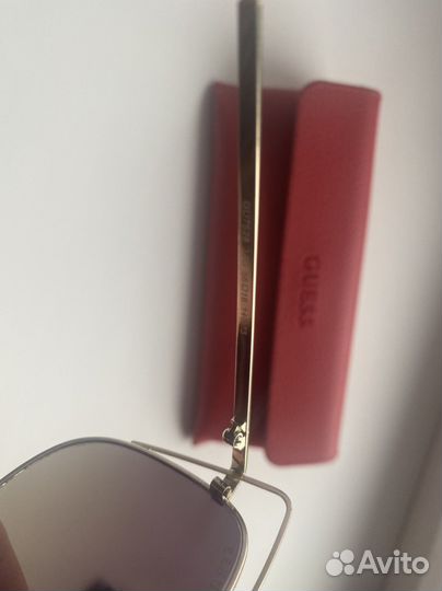 Солнцезащитные очки Guess