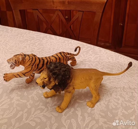 Статуэтки тигр и лев