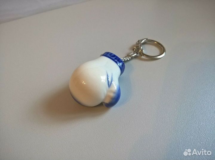 Брелок для ключей боксерская перчатка фарфор гжель