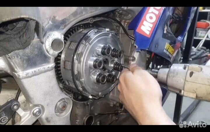 Прижимная пластина Yamaha R1