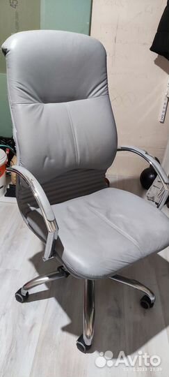 Стул кресло офисный на колесах