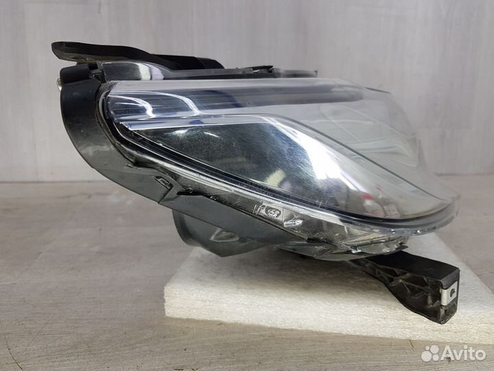 Фара правая Mitsubishi Pajero