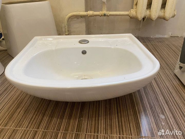 Продам умывальник с пьедесталом