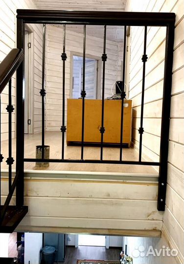 Лестница с забежными ступенями в коттедж