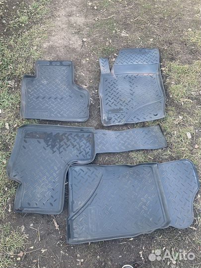 Автомобильные коврики резиновые