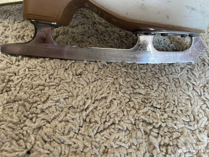 Продам профессиональные коньки 205